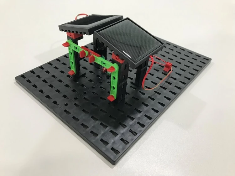 Ein Modell aus Bausteinen zeigt eine kleine Konstruktion mit Solarpanel zur Veranschaulichung erneuerbarer Energien.