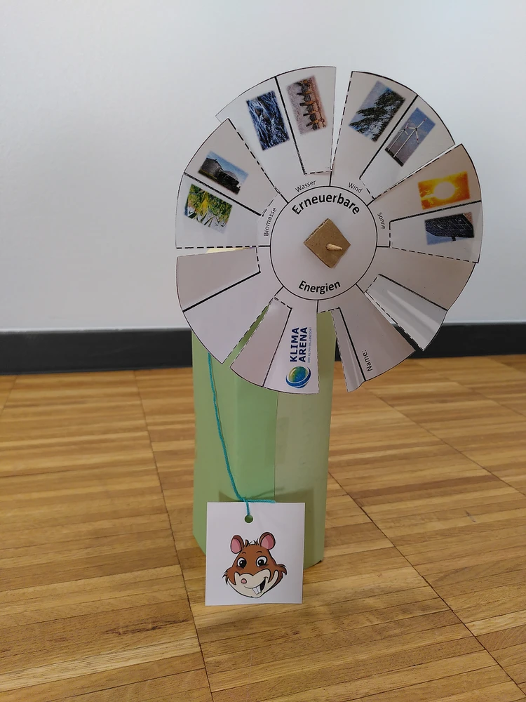 Ein selbstgebasteltes Drehrad zum Thema erneuerbare Energien.